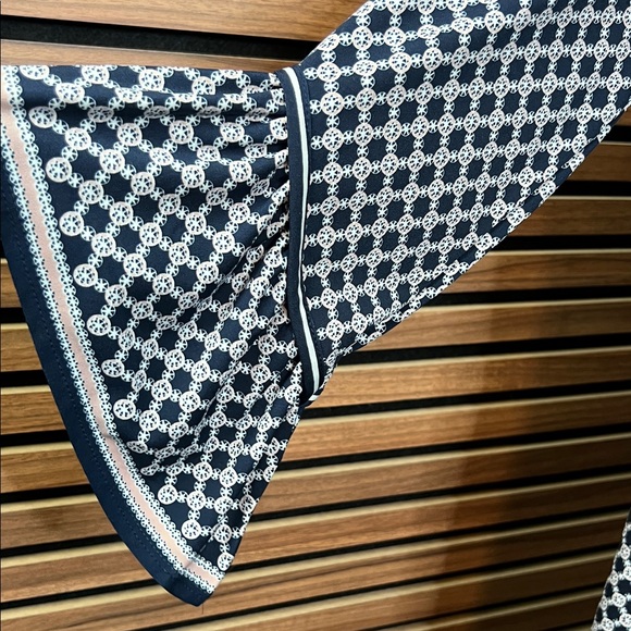 Max Studio Dress with a fun sleeve - simple on-the-go dress - size Medium - Picture 4 of 5